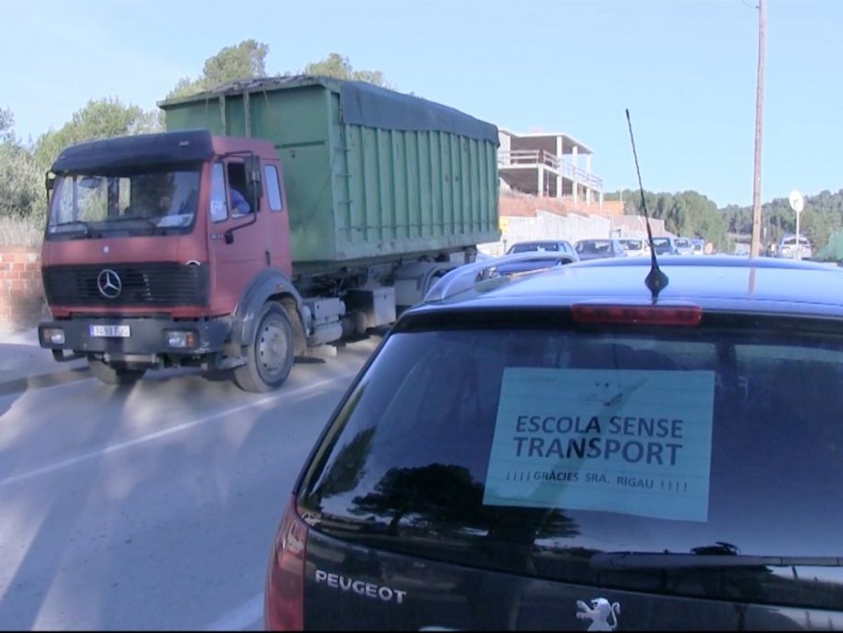 El Parlament revisarà la normativa de transport escolar per garantir l'accés a centres com el Joan Maragall