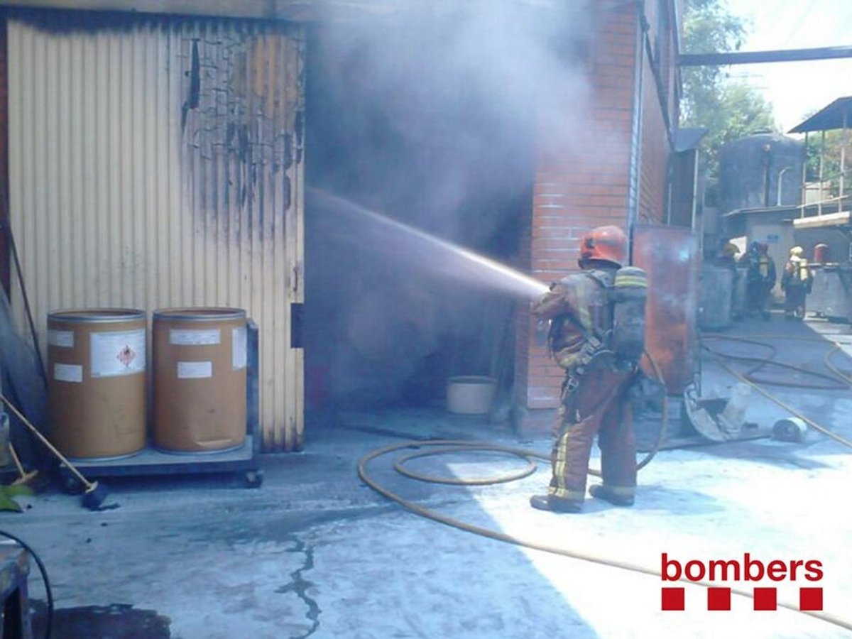 Dos ferits lleus en un incendi al carrer Juan Ramón Jiménez