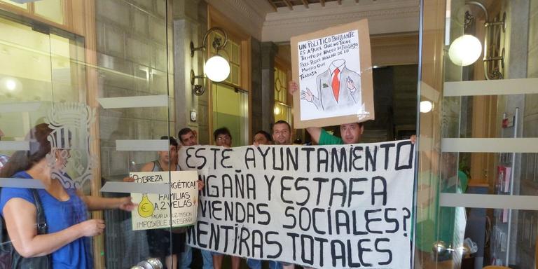 Ajuntament, SOREA i PAH negociaran el subministrament d’aigua als pisos ocupats