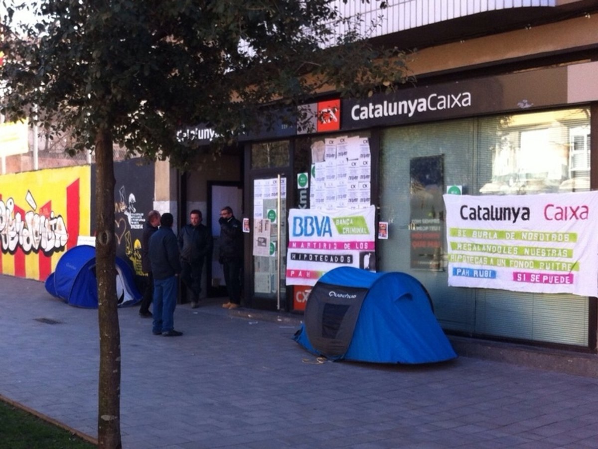 Nova acció de la PAH per reclamar a CatalunyaCaixa la resolució dels casos pendents