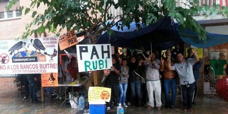 La PAH de Rubí, pendent de negociar tres casos per aixecar l’acampada de Sant Cugat