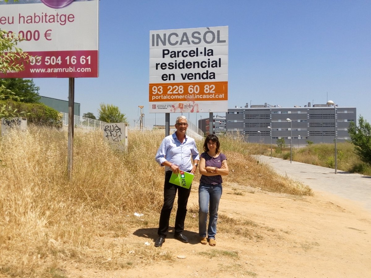 Els dos regidors d'ICV davant del solar de l'IMPSOL venut a un operador privat