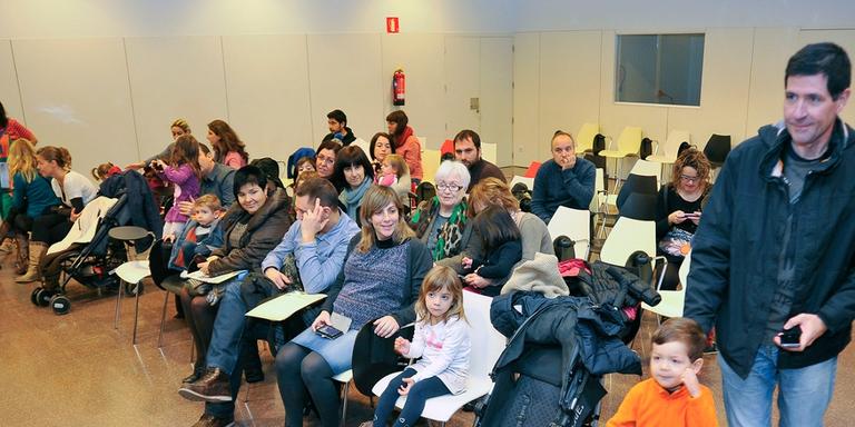 Els participants del 'Nascuts per llegir' recullen els seus diplomes
