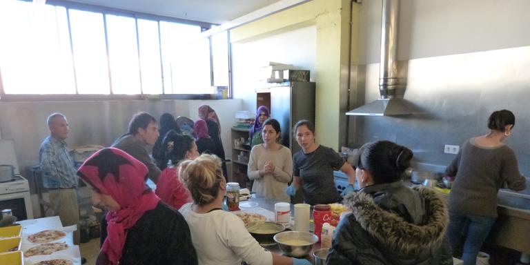 El centre obert del Pinar tanca l’any amb un sopar de Nadal cuinat per les usuàries