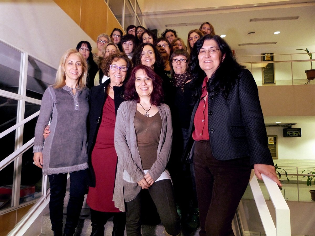 Carme García i Belén Meneses posen al costat d'algunes de les protagonistes del segon Dossier d'Igu