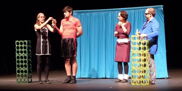 Una obra de teatre recorda als adolescents com han d'evitar malalties de transmissió sexual com la sida