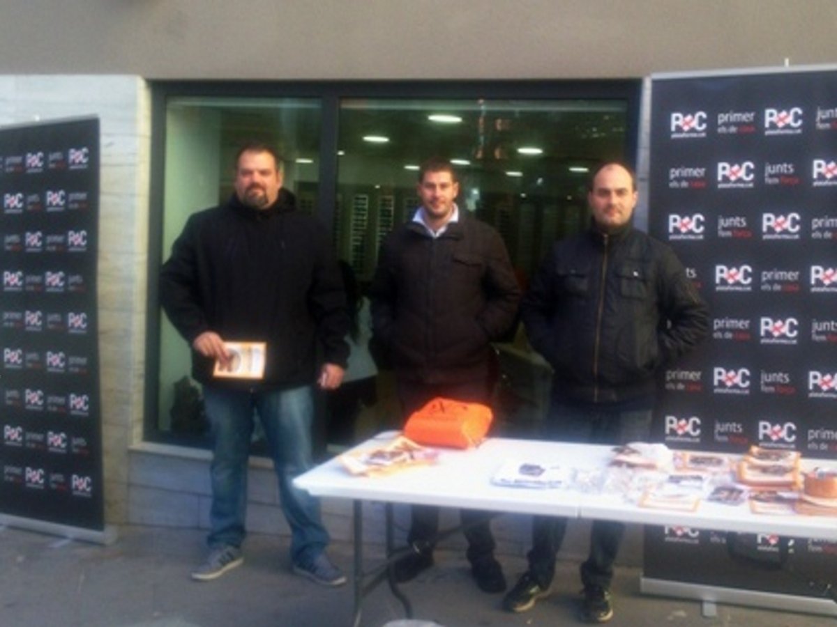PxC ha començat a repartir informació a l'entorn del Mercat Municipal /Foto: PXC