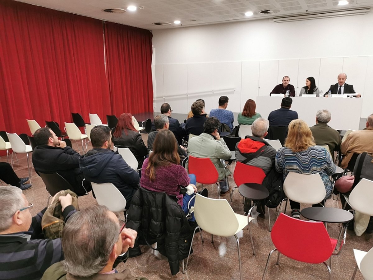 La xerrada del Dia de la Constitució se celebra precedida per una protesta del club de lectura Veus de Dona