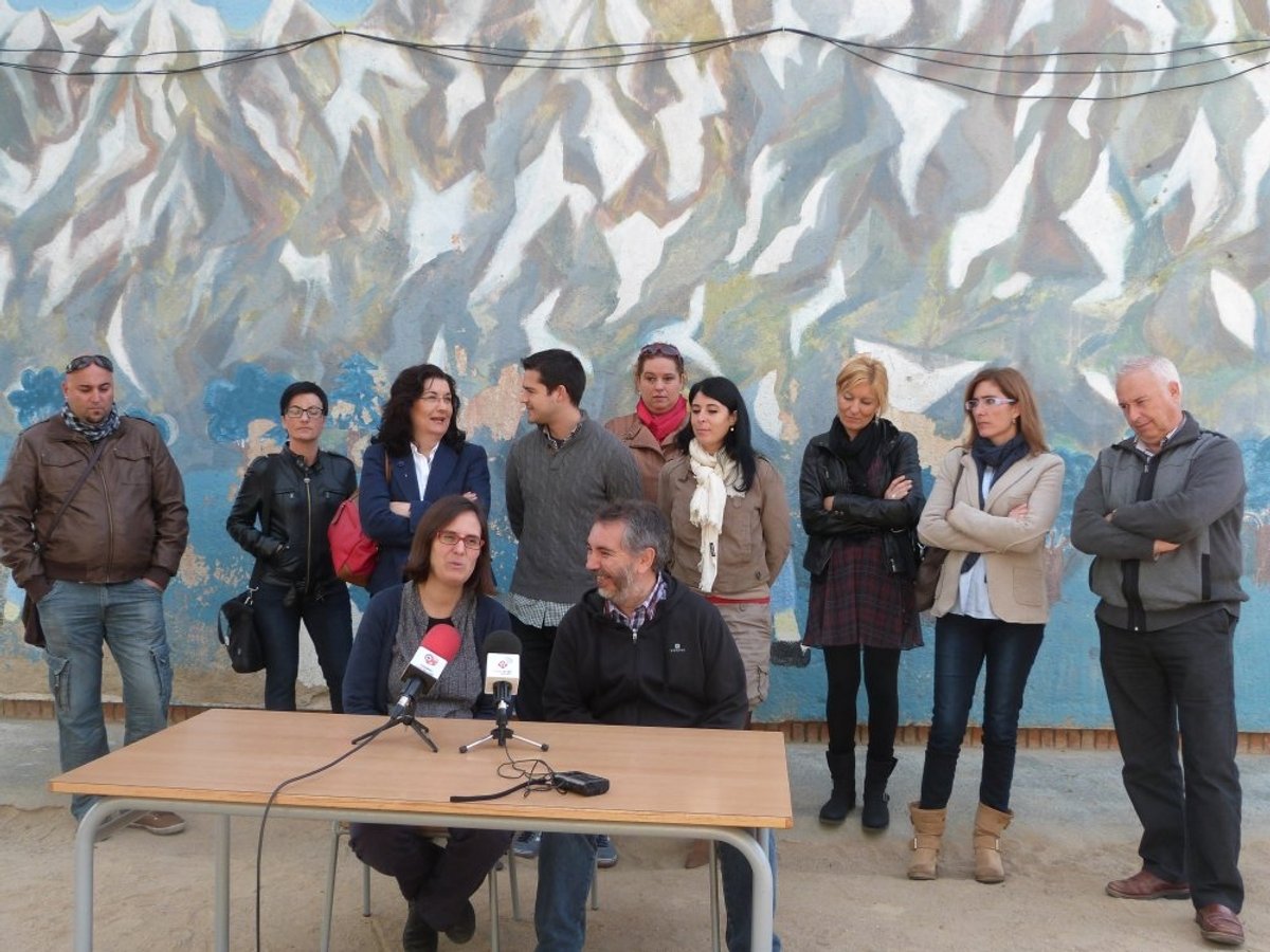 Eulàlia Formiguera amb Josep Bautista, director del Pau Casals, amb els representats polítics prese