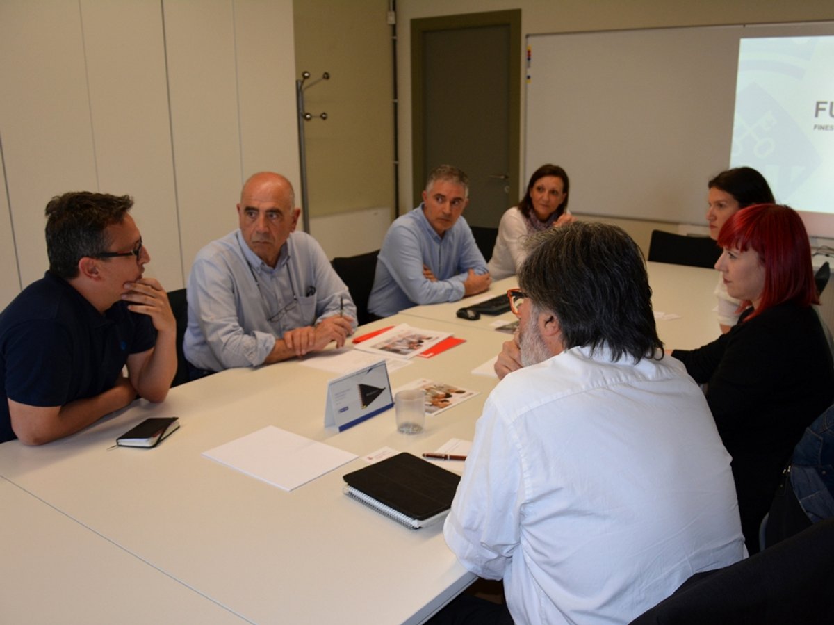 Reuni\xf3 entre representants de l'Ajuntament de Rub\xed i del Prat del Llobregat