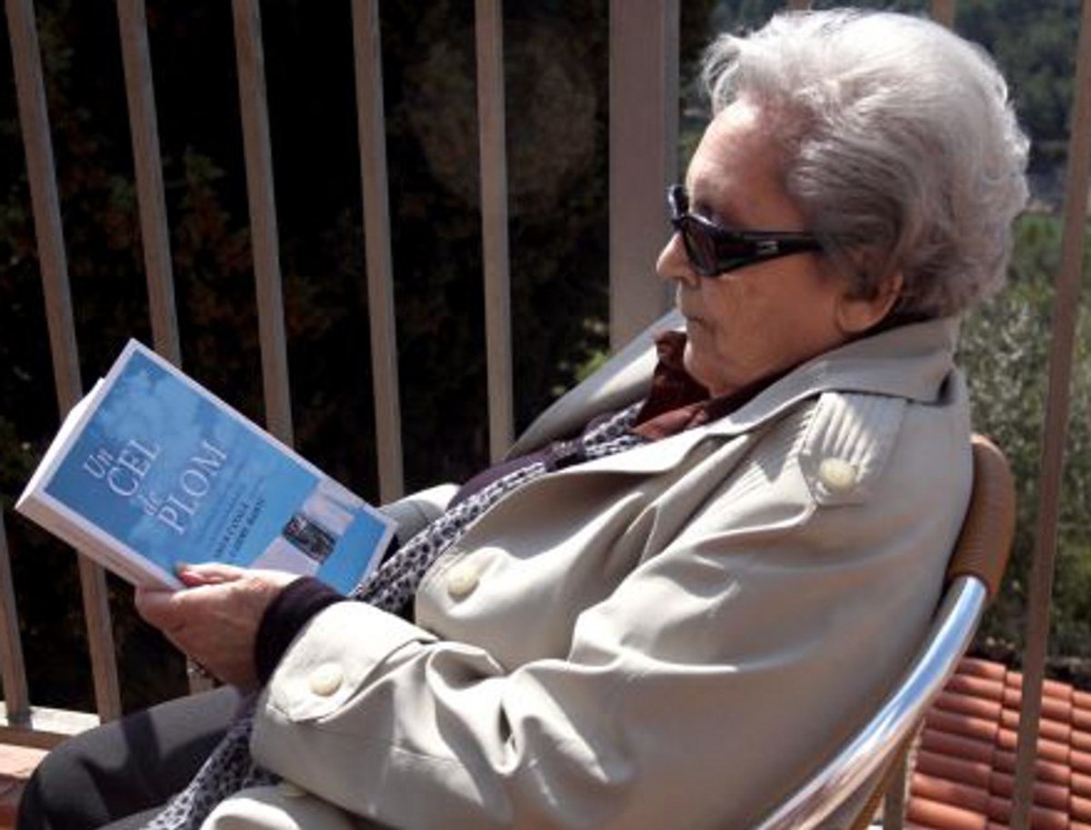 Neus Català amb la seva biografia. Foto/Arxiu