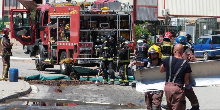 Un camió amb 4.000 litres de gasoil ha bolcat a l'avinguda Gaudí de Rubí