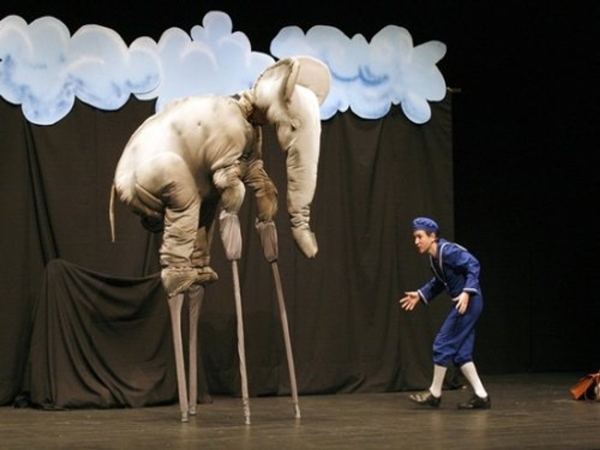 Rubén Ferrer, caracteritzat com "El Petit Dalí", amb l’Elefant amb potes de cigonya (Foto: cedida)