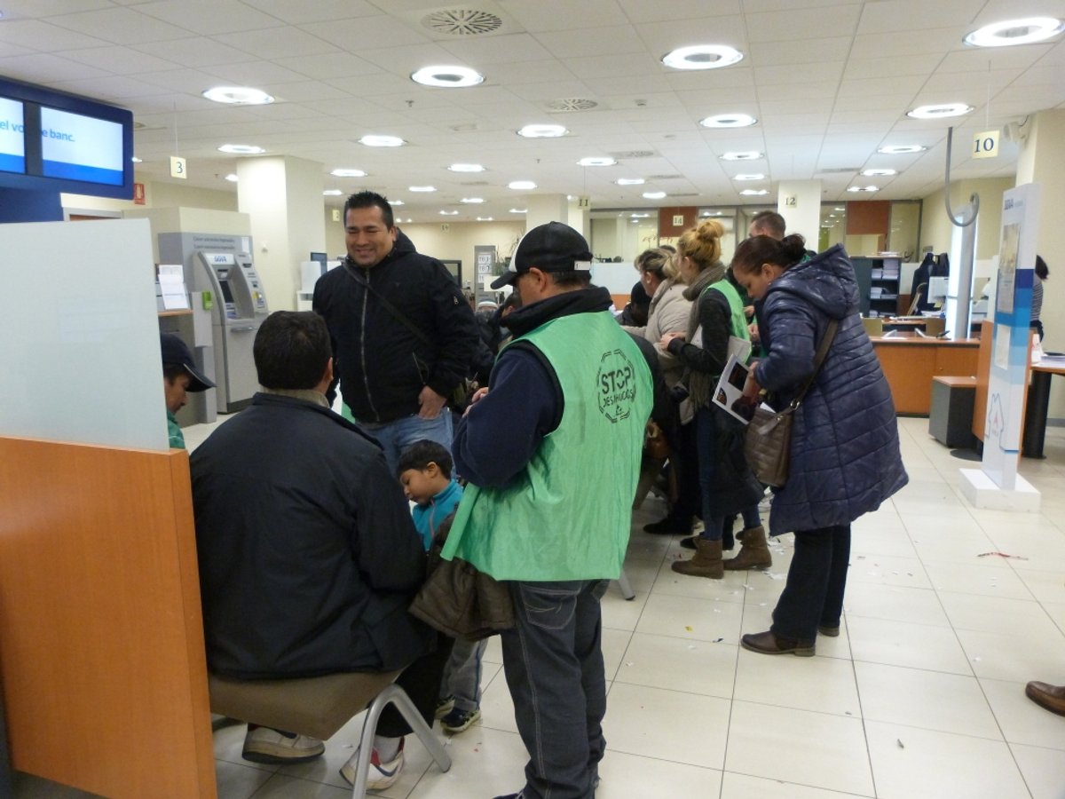 Els activistes dins de la sucursal del BBVA