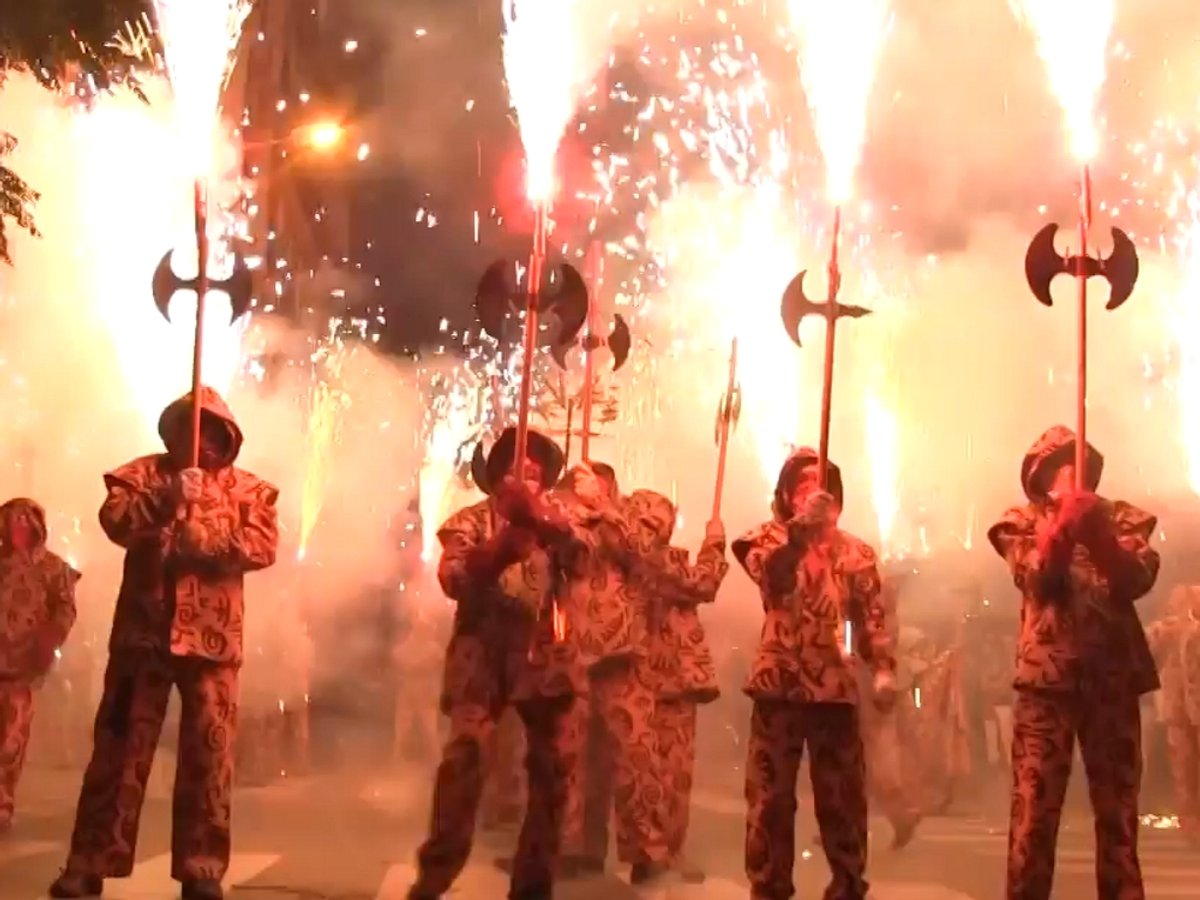 El correfoc omple de llum la nit de Festa Major