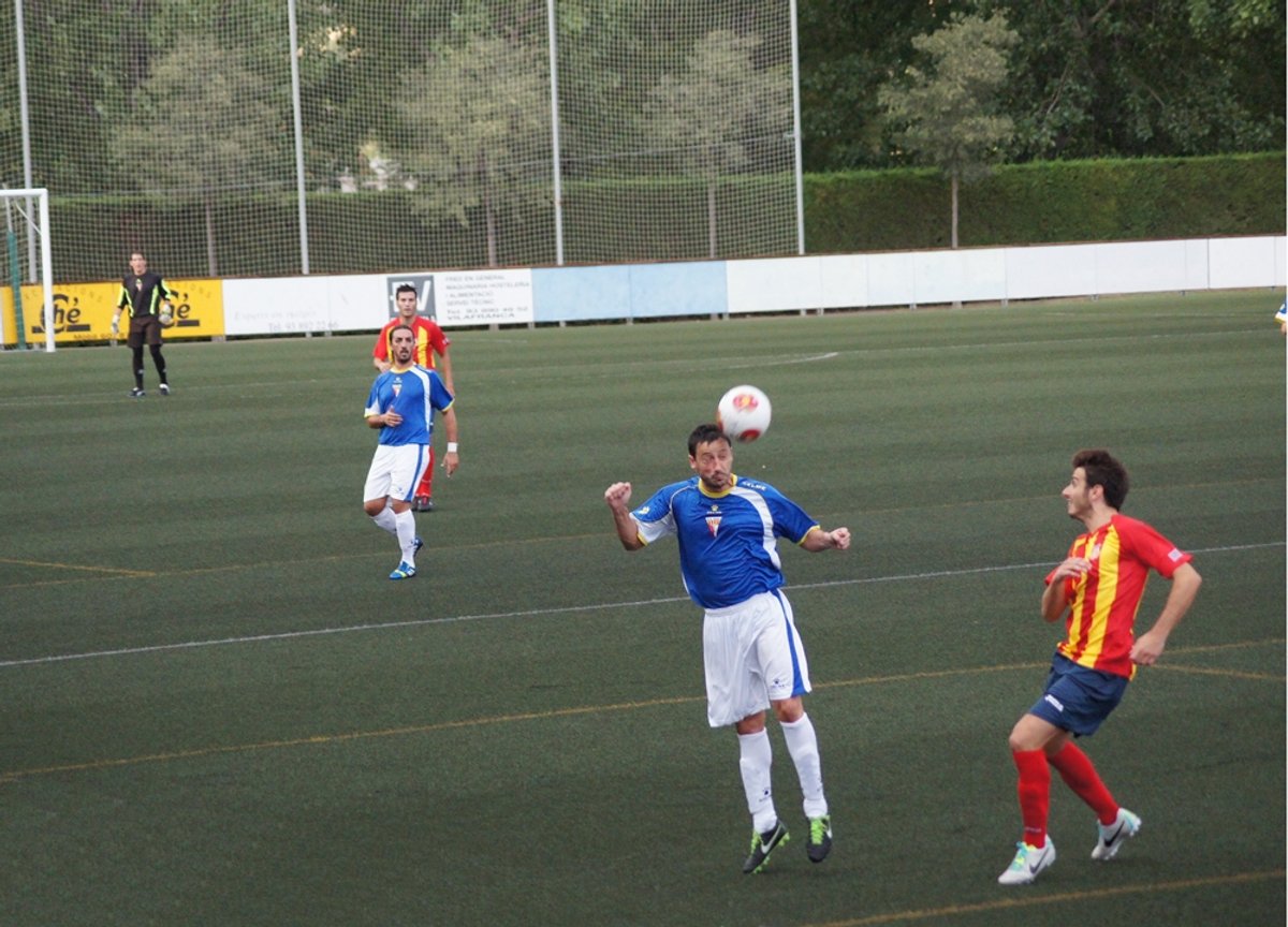 Cervantes jugant de cap en el partit disputat a Vilafranca