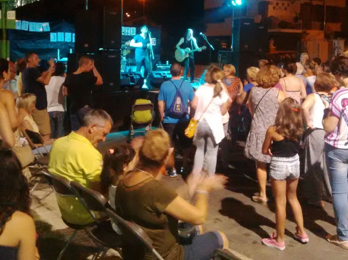 El concert de la Caja de Pandora a la urbanització de Els Avets. Foto: David Lora