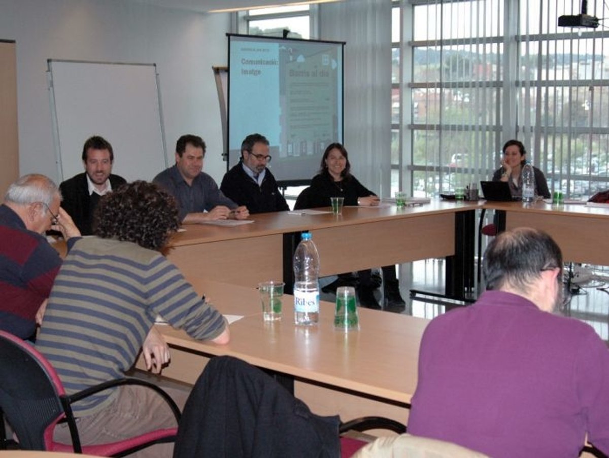 La reunió de posada en marxa del Barris al dia 2014 / arxiu
