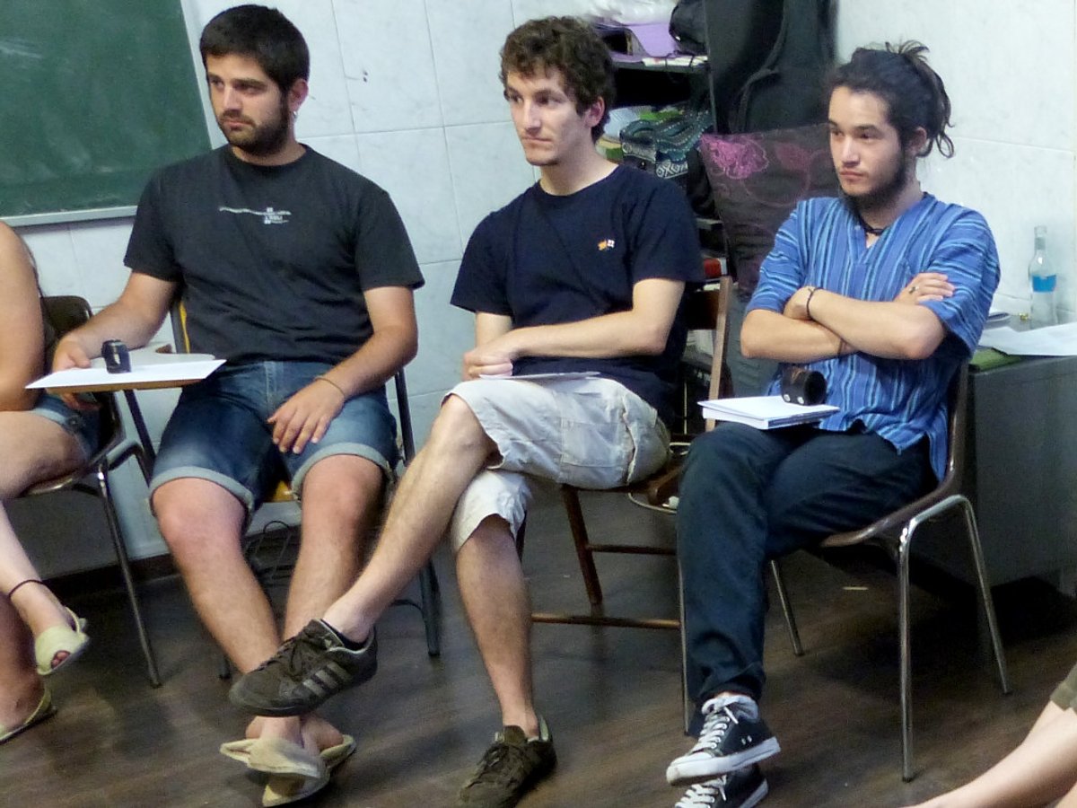 Membres i simpatitzants de CUP Rubí durant l'Assemblea Oberta al CRAC