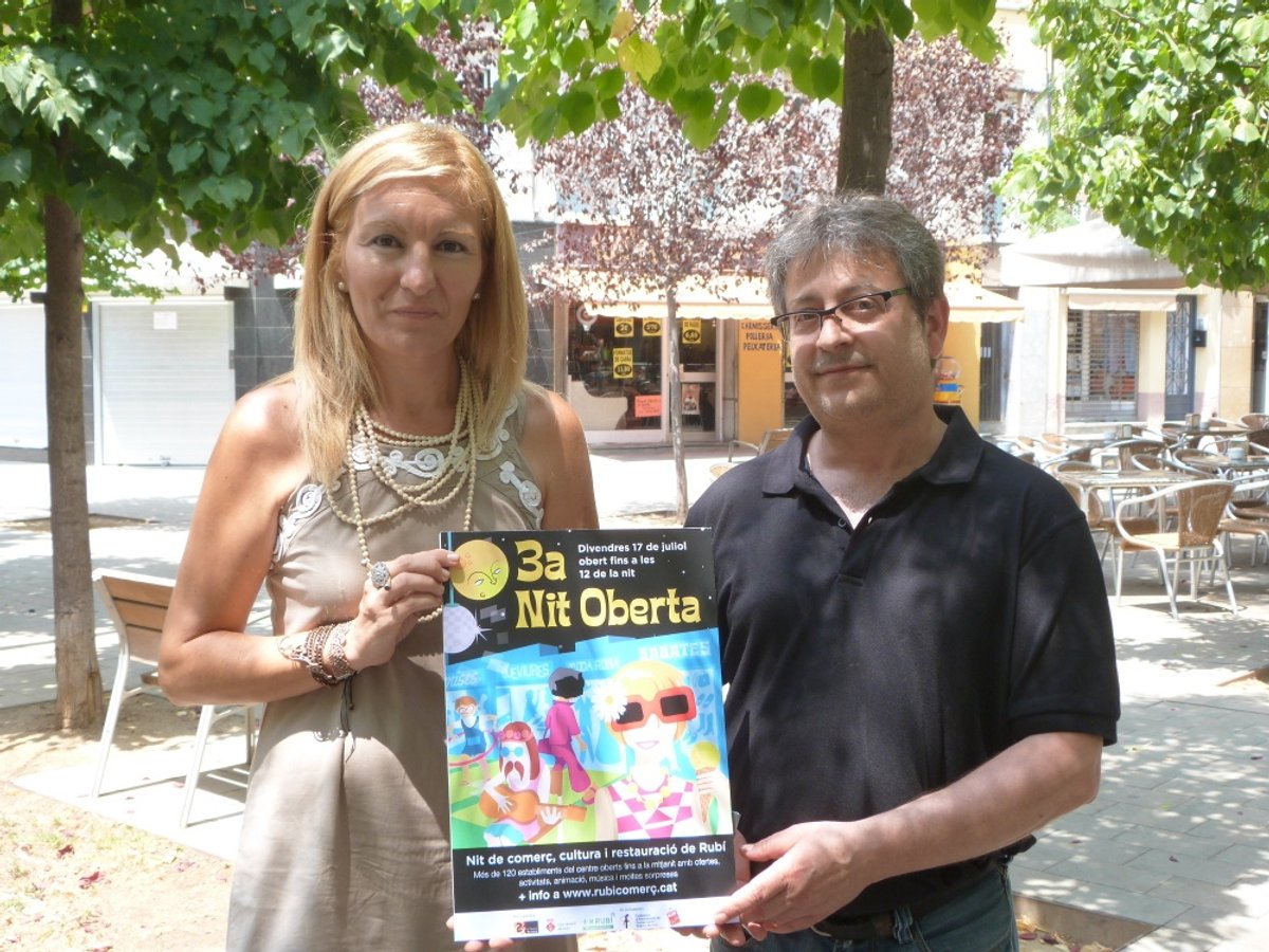 L'alcaldessa, Ana María Martínez, i el president de Rubí Centre, Miquel Ortuño, presentant la Niot 