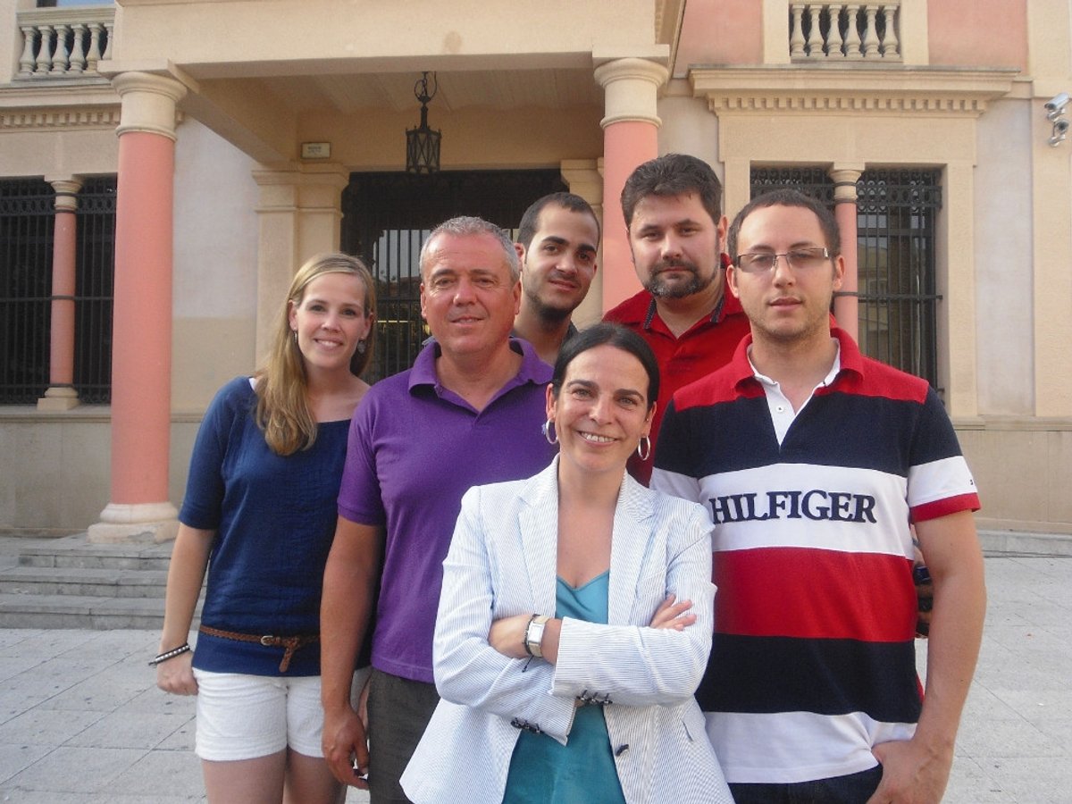 Els 6 regidors del PP davant l'Ajuntament. Foto/Arxiu
