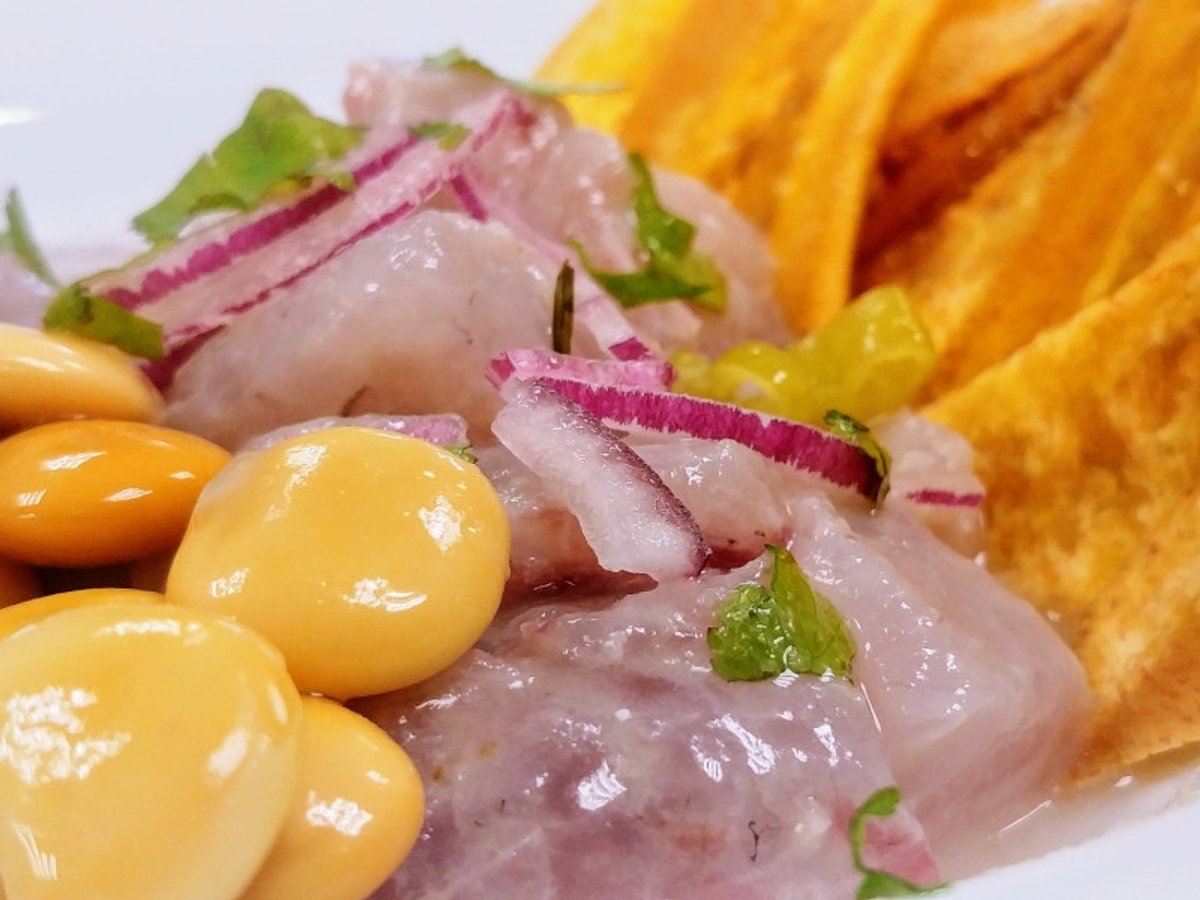 Com fer un exquisit 'Ceviche de lubina con leche de tigre, plátano macho y altramuces'