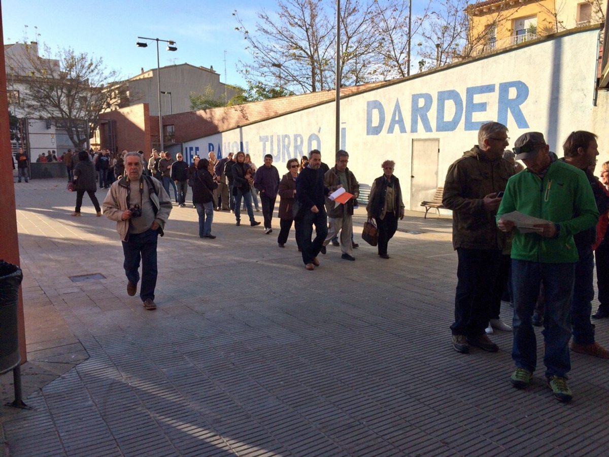 El 9N arrenca a Malgrat amb cues per votar a l'Institut Ramon Turró i Darder