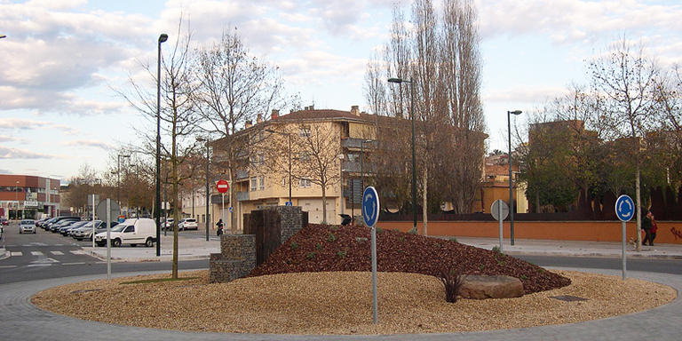 Finalitzen els treballs d'enjardinament de la nova rotonda de l'avinguda Costa Brava