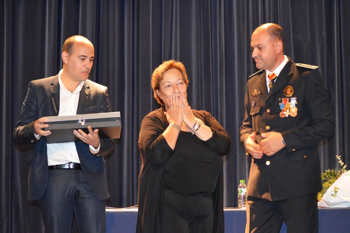 La Policia Local homenatja l'excaldessa Conxita Campoy i l'exregidor Valentín Rodríguez