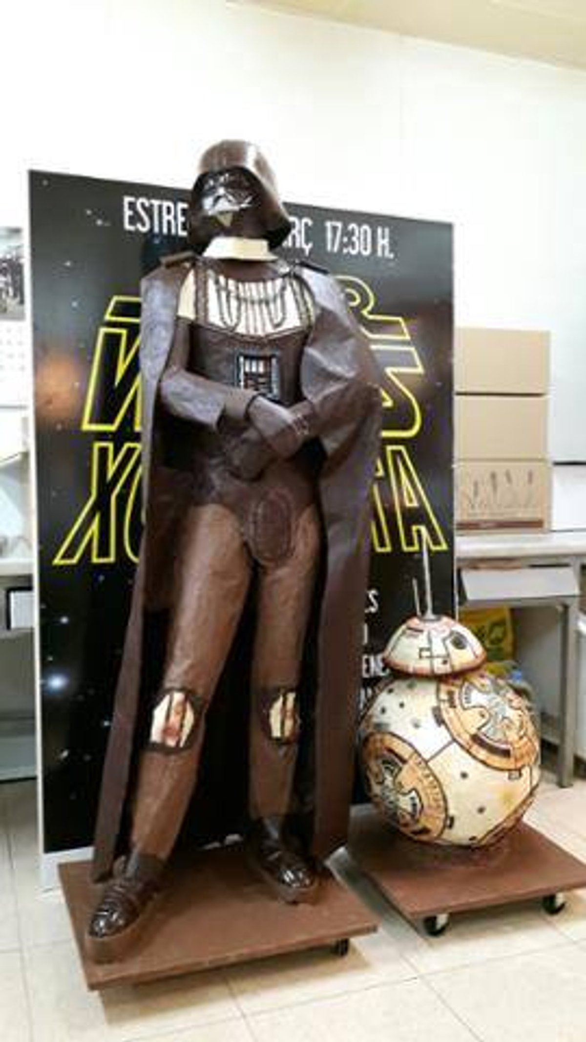 Darth Vader és el protagonista de la mona de pàsqua gegant d’enguany de la pastisseria Vives