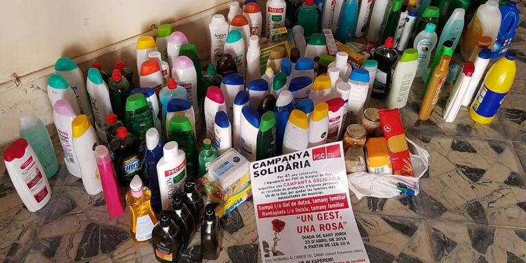 El PSC lliura 200 productes d'higiene i neteja al centre de recollida d'aliments de l'Ajuntament