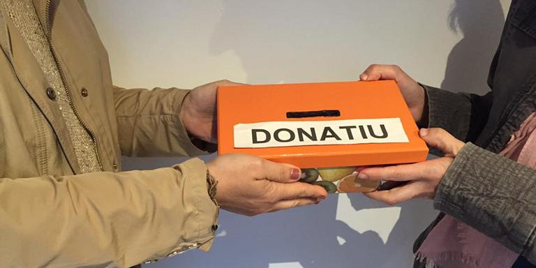 Junts per Malgrat lliura els 260 euros de la campanya solidària de Sant Jordi a Malgrat Acull