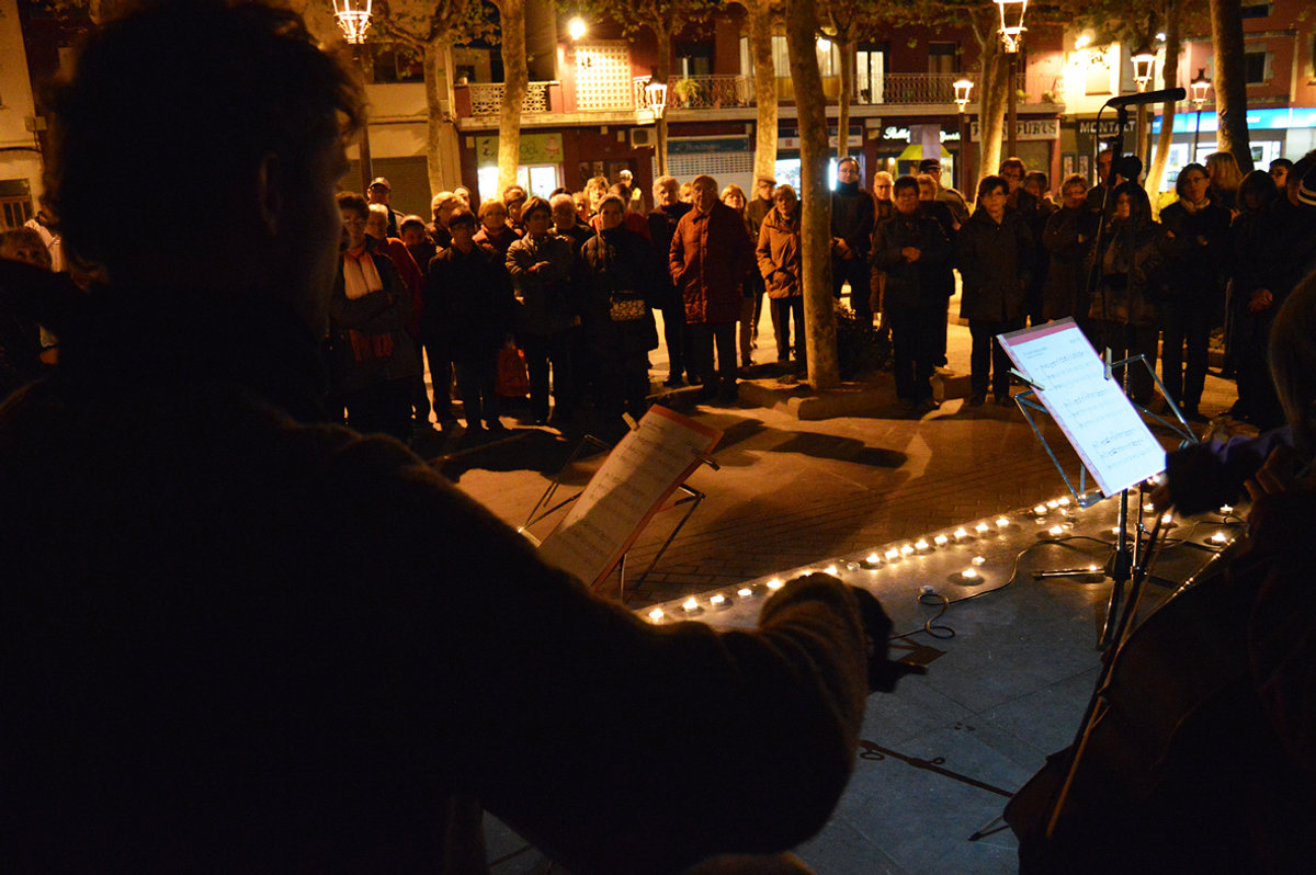 Unes cinquanta persones s'apleguen a la plaça de l'Església per rebutjar la violència masclista