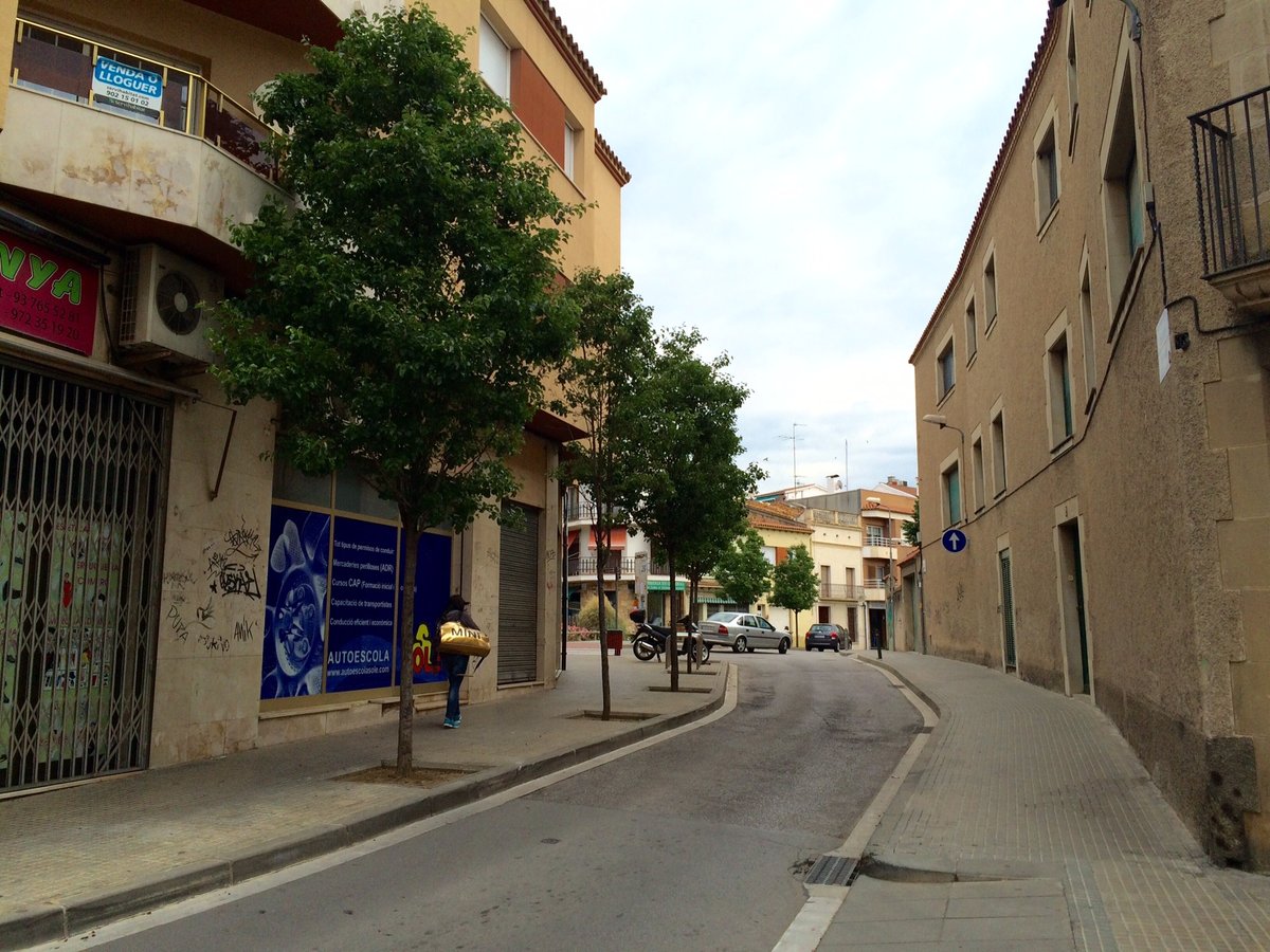 Mig centenar de veïns dels carrers de Passada i Girona es queixen de les inundacions i la mobilitat