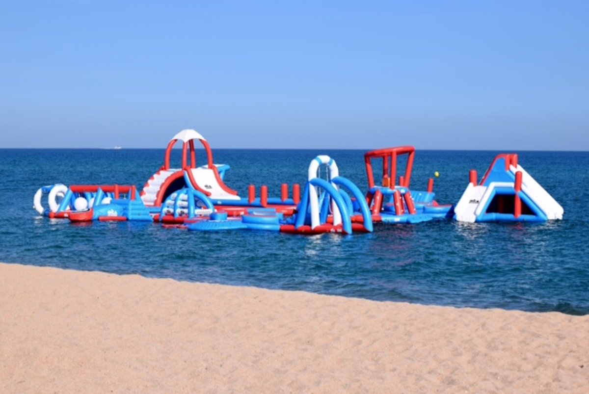 Malgrat de Mar estrena avui un parc aquàtic flotant amb més de 20 jocs i 1.000 metres quadrats