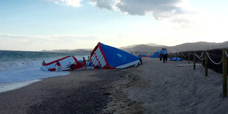 El vent deslliga el parc aquàtic inflable de l'"Astillero" i en recuperen una part a Blanes