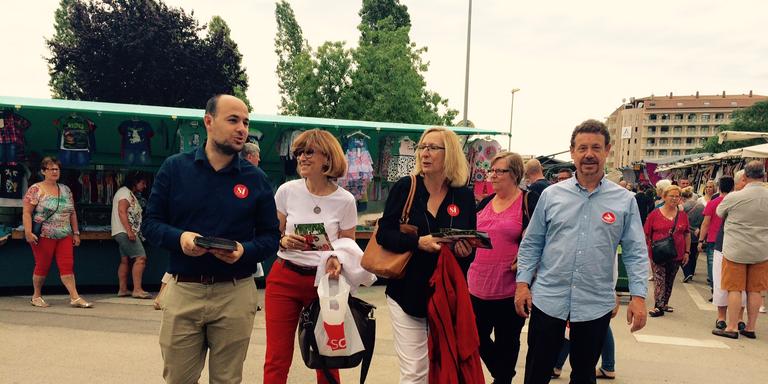 El PSC fa campanya amb Assumpta Escarp al mercat setmanal de Malgrat