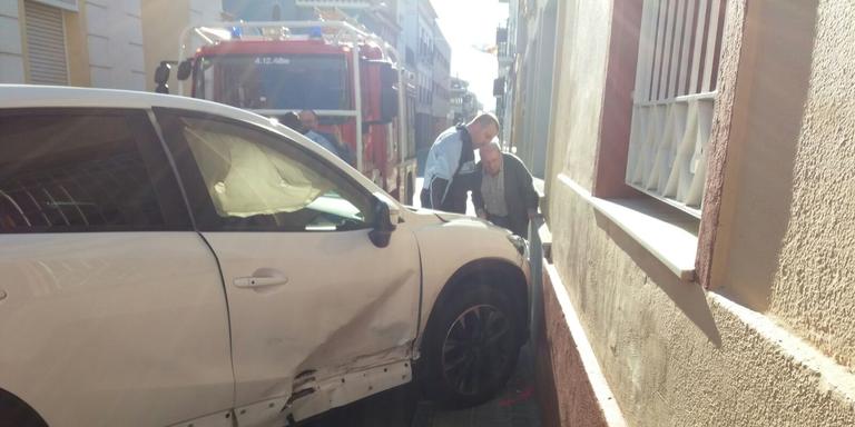 Topen dos vehicles al carrer del Carme i s'encasten contra dues façanes