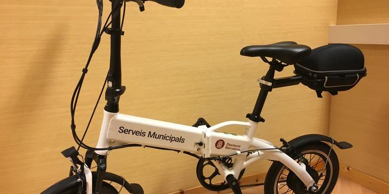 La Diputació de Barcelona lliura a l'Ajuntament una altra bicicleta elèctrica