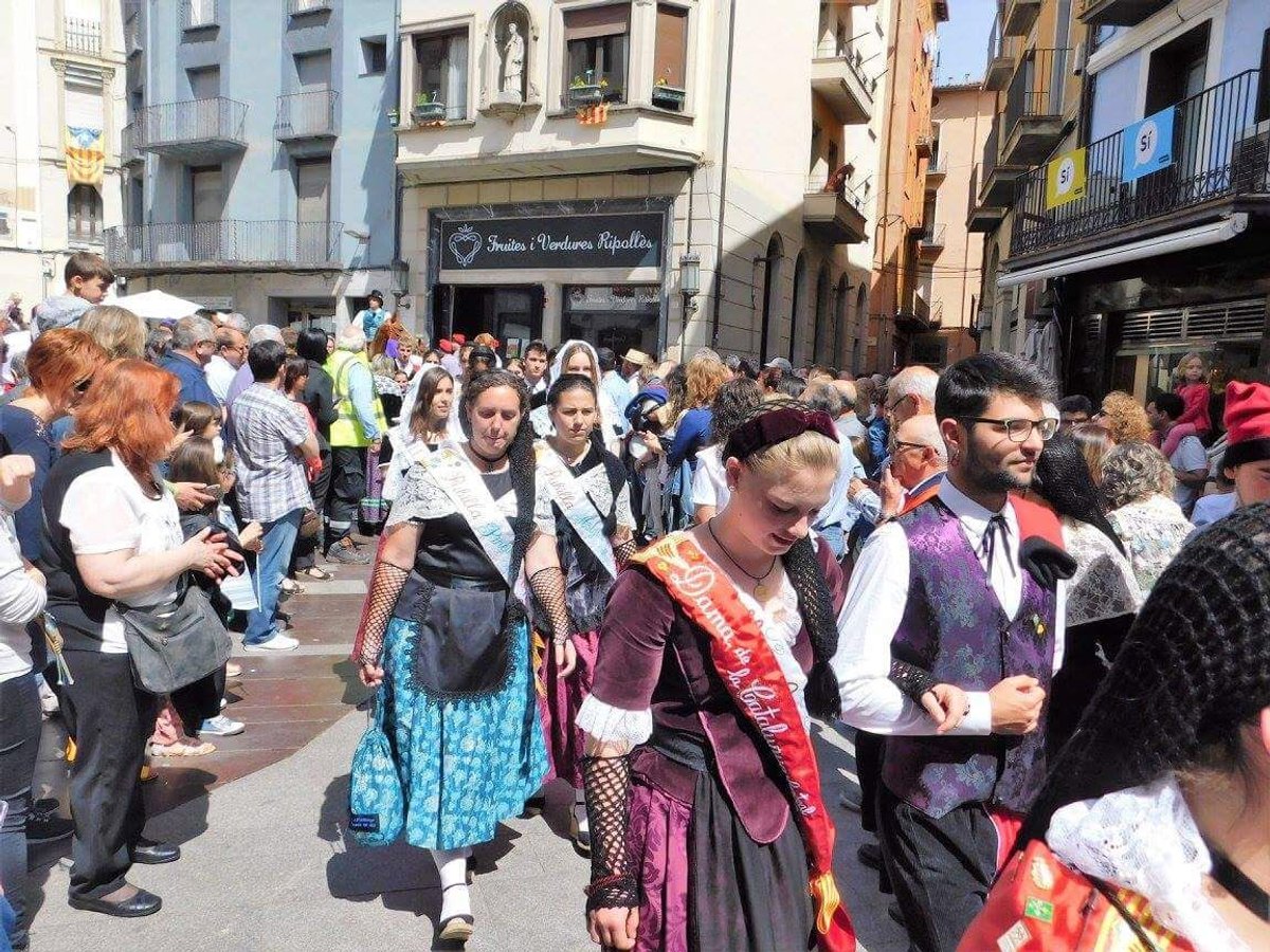 La pubilla Irina Carnicero representa Malgrat de Mar a la Festa Nacional de la Llana i Casament a pagès de Ripoll