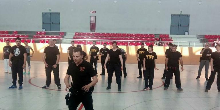 60 persones participen en un curs de defensa personal per a cossos de seguretat al Pavelló Municipal d'Esports