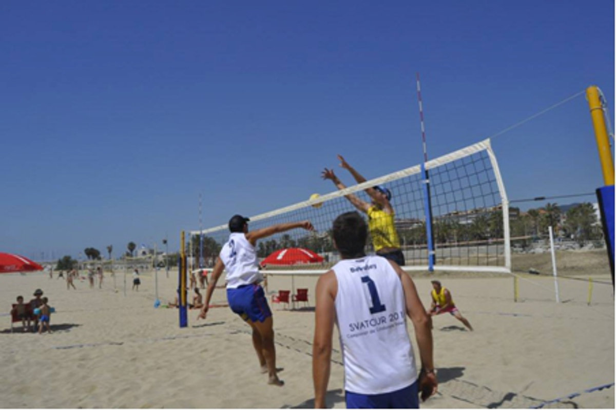 Uns 300 esportistes jugaran a voleibol a la platja de Malgrat aquest cap de setmana