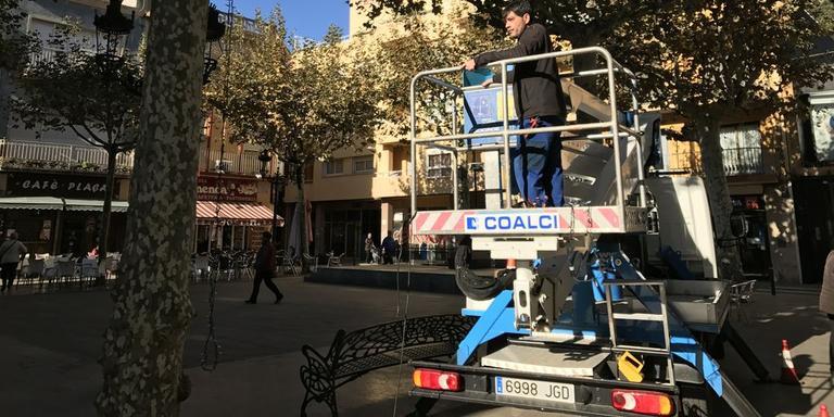 Comencen els treballs de col·locació dels llums de Nadal