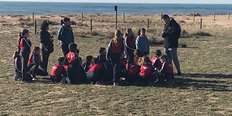 [ÀUDIO] Els alumnes de 5è de primària fan actuació de conservació a la platja de la Conca. Entrevista amb Cèsar Gutiérrez, consultor ambiental