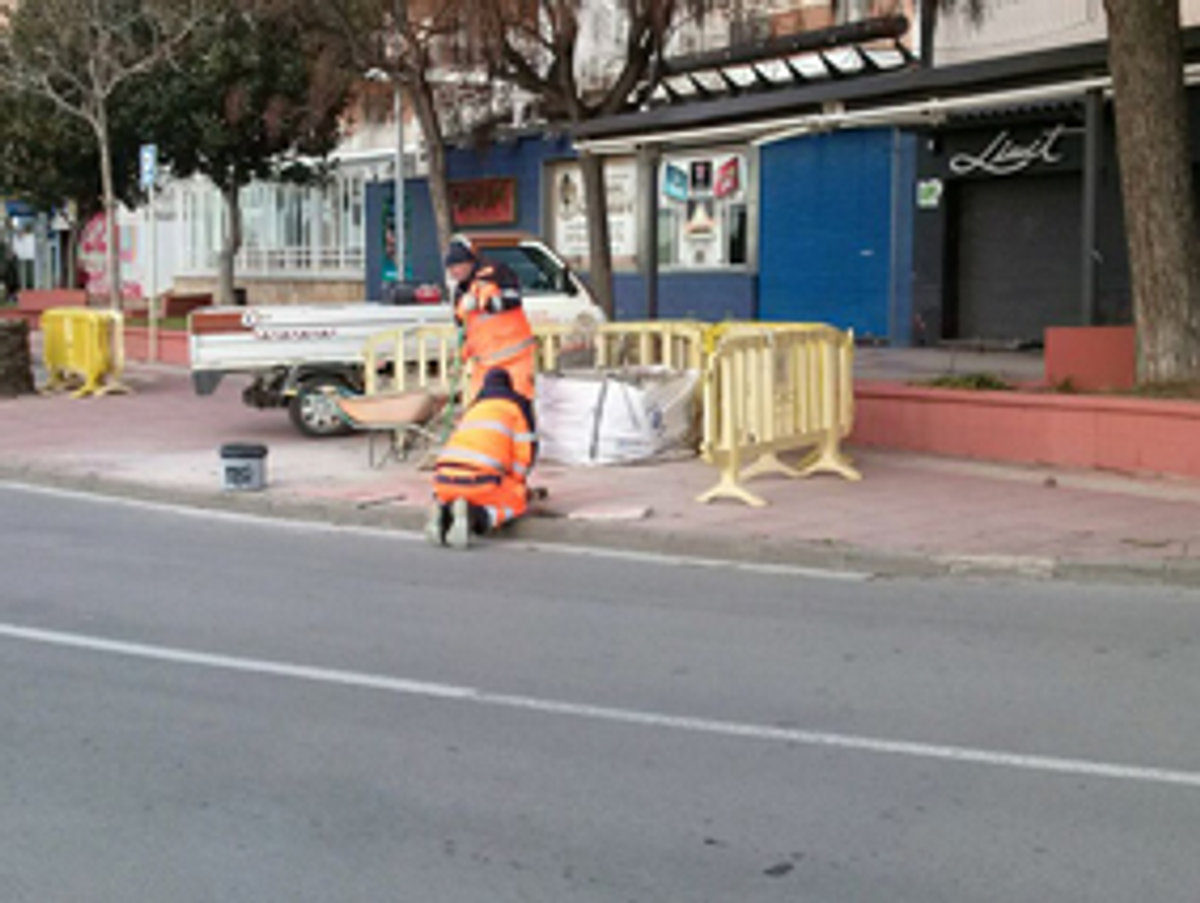 S'inicien les obres per renovar el paviment malmès del Passeig Marítim