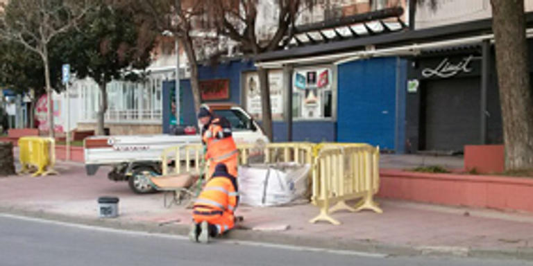 S'inicien les obres per renovar el paviment malmès del Passeig Marítim