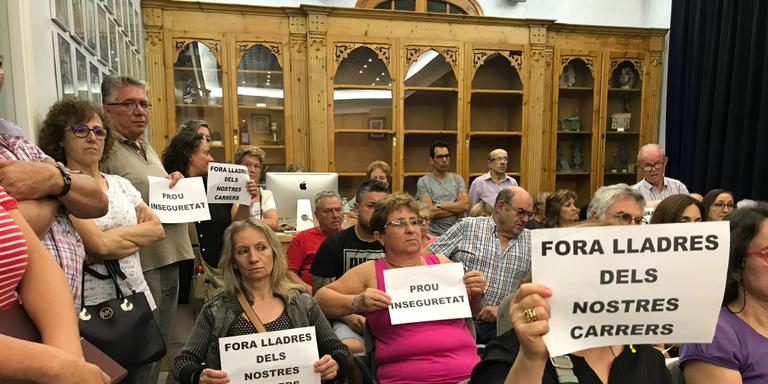 [ÀUDIO] Veïns i veïnes del carrer de Paula del Puig de Malgrat de Mar han recollit més de 200 signatures per denunciar els robatoris que pateixen des de fa més de dos mesos