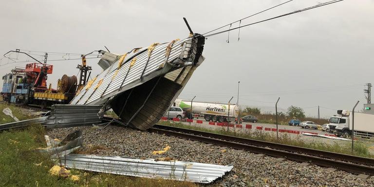 Cau una planxa metàl·lica sobre la via del tren a Malgrat de Mar a causa del temporal