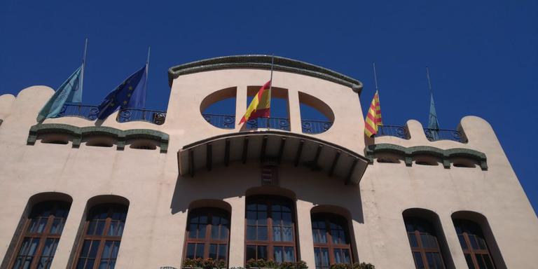[VÍDEO] Banderes a mig pal en senyal de dol per les víctimes de la pandèmia i en solidaritat amb totes les persones que estan patint la malaltia