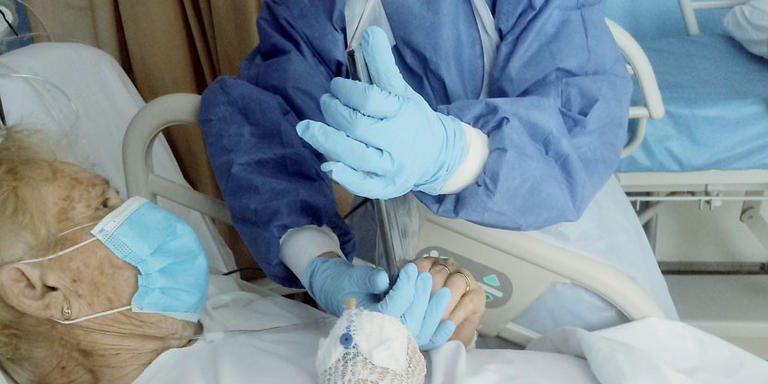 [ÀUDIO] Els pacients aïllats per la Covid-19 dels hospitals de Calella i Blanes ja disposen de tauletes per comunicar-se amb els seus familiars